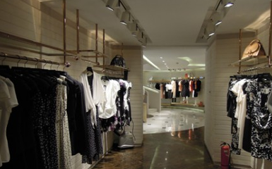 蓝色倾情服饰加盟 鞋帽零售的机遇与挑战